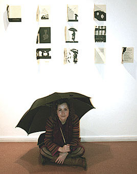 Rocío Pinín interactuando con su obra