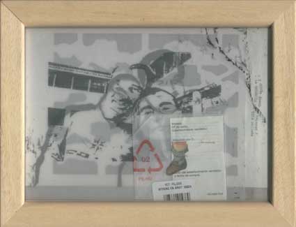Amistad?- impresin digital, collage sobre papel parafinado y enmarcacin de madera, 18x24cm, 2005