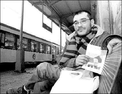 Jaime Rodrguez, ayer, con el folleto de su exposicin, en la estacin del tren de Avils